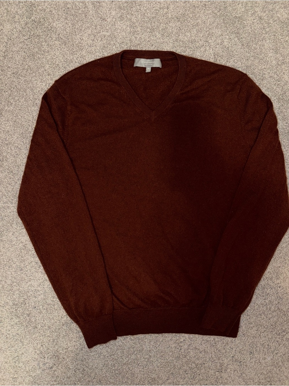 Neiman Marcus Women's V-Neck Sweater in Burgandy